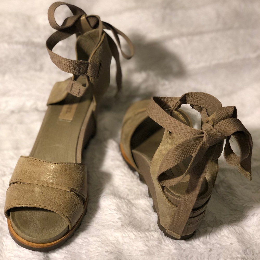 SOREL Joanie ankle lace sandal